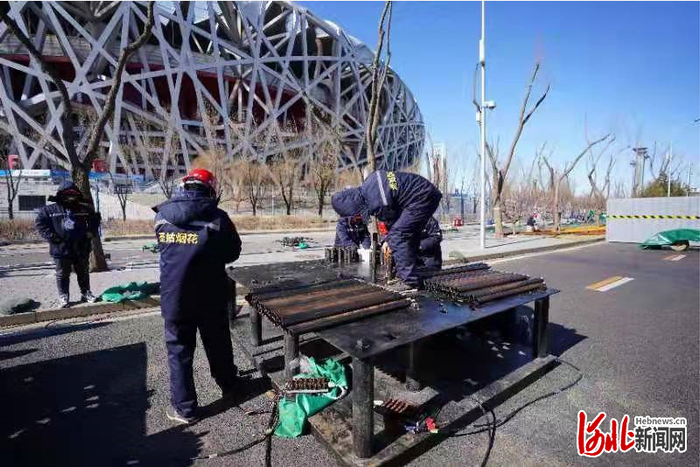 图为衡水市安平县河北圣姑烟花制造有限公司工作人员在安装调试北京2022年冬奥会开幕式高空特效烟花发射装置。  李亮供图