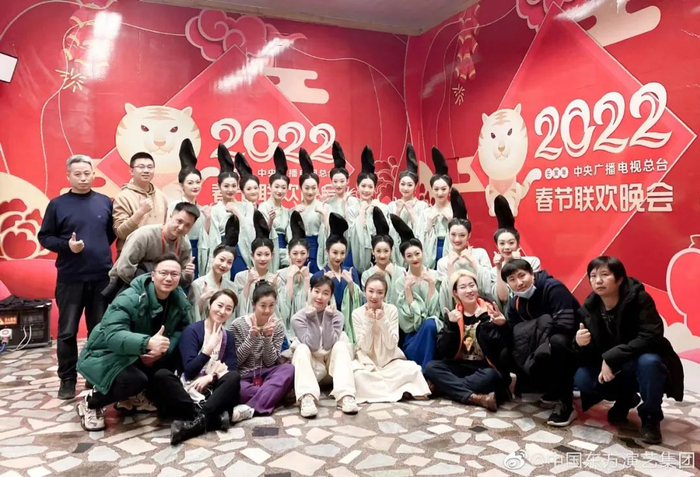 演员春晚后台合影 图片来源：中国东方演艺集团官方微博