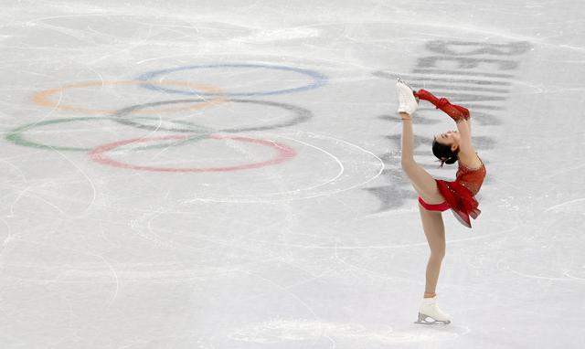 2月7日，中国选手朱易在比赛中。新华社记者刘潇摄