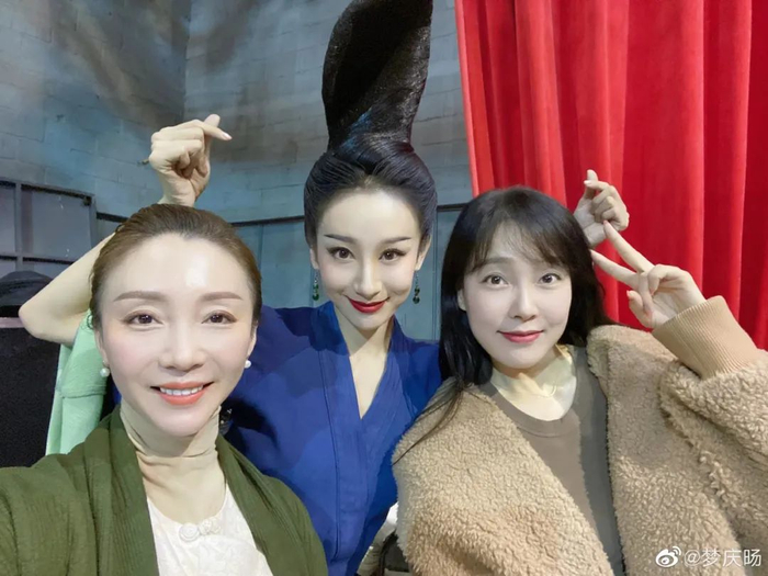 左起：《只此青绿》总编导周莉亚、主演孟庆旸、总编导韩真&nbsp;图片来源：孟庆旸微博