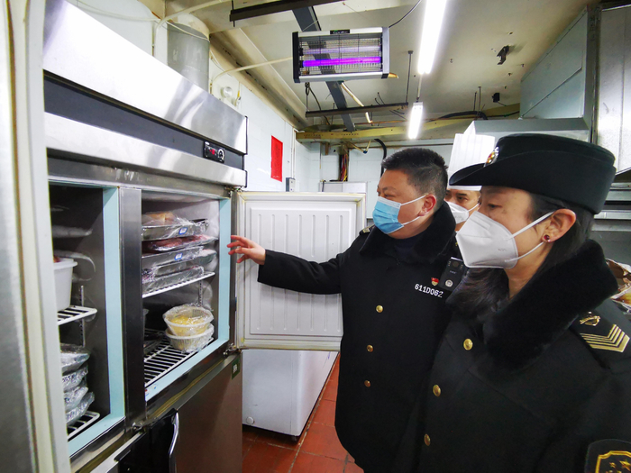 2月1日，中山门所所长龚颜涛和李雁在永兴坊检查市场。徐文智摄