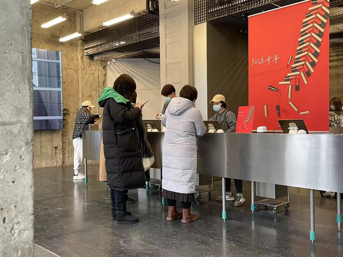 HARMAY话梅北京三里屯店内顾客排队结账 每经记者 杨昕怡 摄