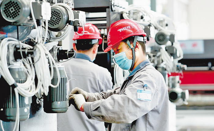 日前，沧州韵翔纸箱机械有限公司的技术工人正进行整机调试。 河北日报通讯员 朱林林摄