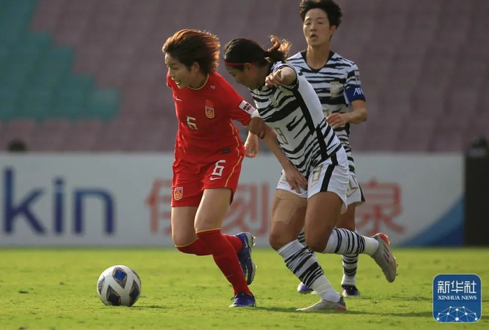 2月6日，中国队球员张馨（左）在比赛中带球突破。新华社发（贾韦德·达尔摄）