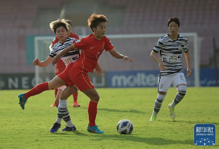 2月6日，中国队球员王霜（前）在比赛中拼抢。新华社发（贾韦德·达尔摄）