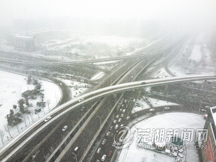 大雪后的赤铸山路立交