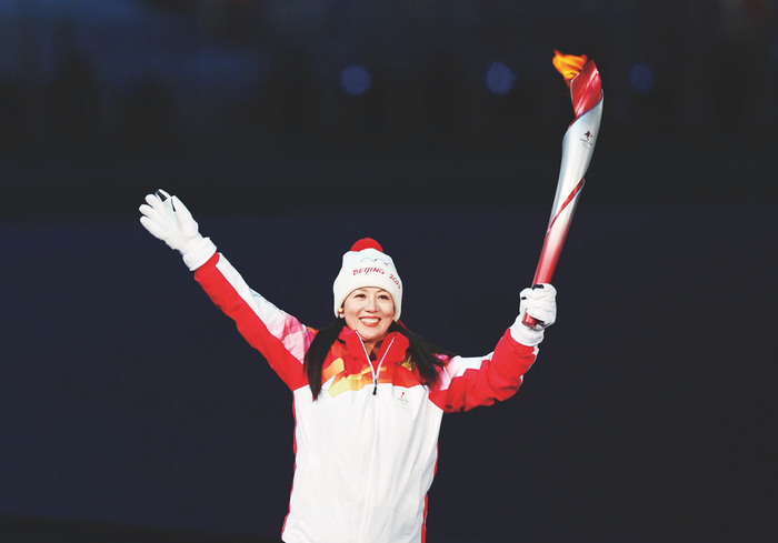     杨扬：    第十三届全国政协委员，北京冬奥会和冬残奥会运动员委员会主席，世界反兴奋剂机构副主席，全国青联副主席。中国冬奥会首枚金牌获得者。    图片由受访者提供