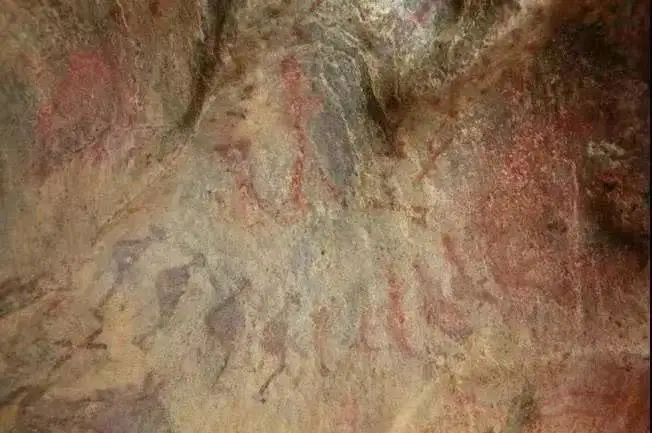 △新疆阿勒泰市汗德尕特乡的墩德布拉克河谷山涧中的岩画