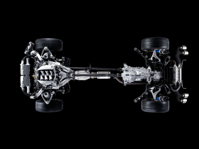 日产GT-R，疯狂的前置引擎后置变速箱四驱，两根传动轴