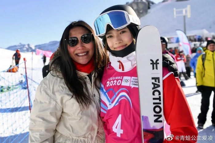 谷爱凌和妈妈谷燕 图片来源：谷爱凌微博