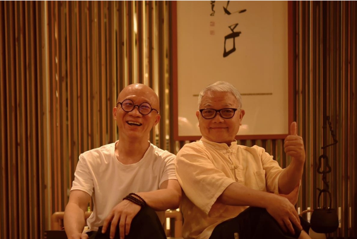 △十八先生李江（左）和陈国义（右）合影