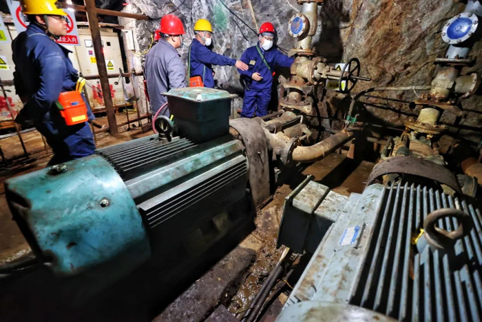 明查暗访组专家在井下检查设施设备