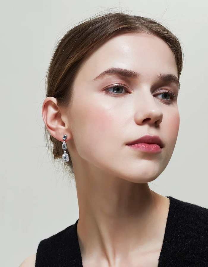 戴上后，晶莹的蔚蓝色在耳畔轻轻摇晃，气质非常温柔典雅。