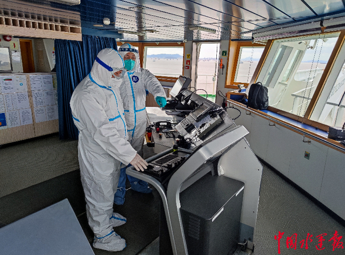 甬舟两地引航员共同在“DHT LOTUS”轮上执行引航任务