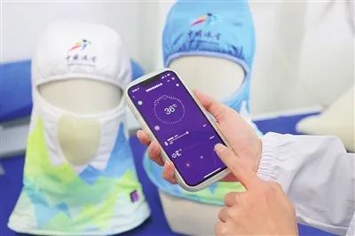 研发人员对智能加热头套做测试。本报记者 姜宝成 通讯员 朱亚南 梅思琦 摄