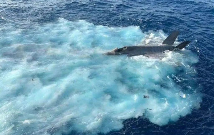 此前社交媒体上流传的F-35坠海照片