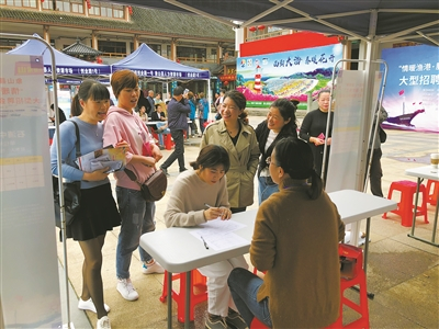     灵活用工线下招聘现场。