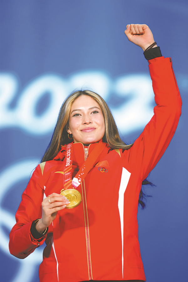 　奖牌颁发仪式上的谷爱凌。 新华社记者 鞠焕宗 摄