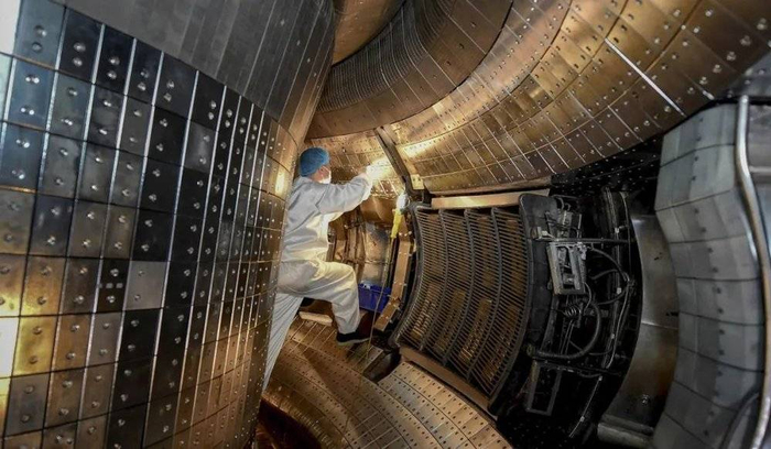 工作人员在EAST内部