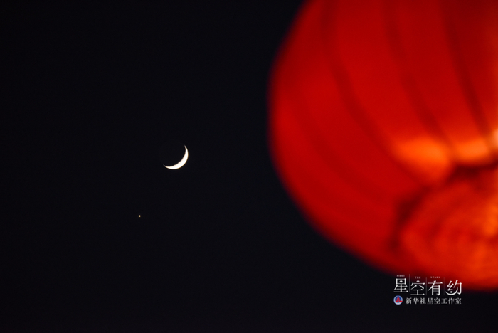 这是2017年1月2日在内蒙古呼和浩特拍摄的“金星合月”。（新华社发）