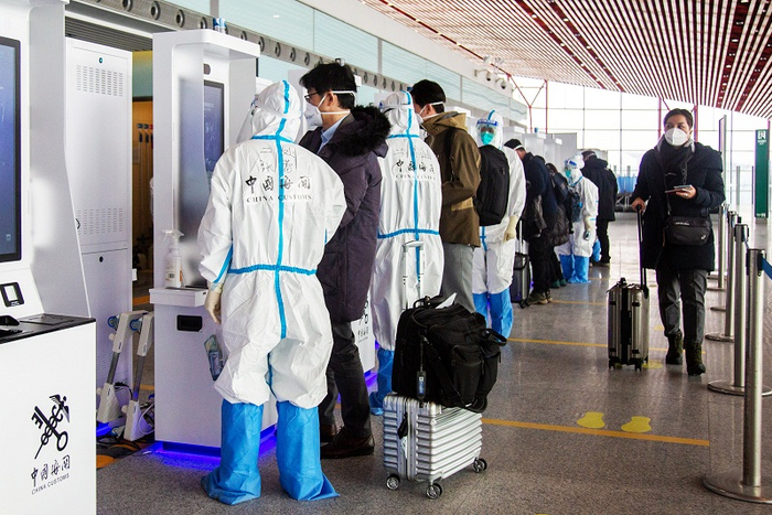 图为：首都机场海关关员帮助冬奥入境人员进行健康申报  方星/摄