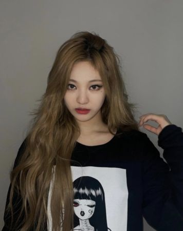 宁艺卓 图源：aespa官方Ins