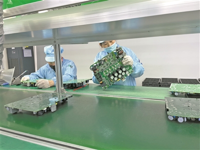 麦田能源有限公司里，工人们正在忙碌。 夏晶莹 摄