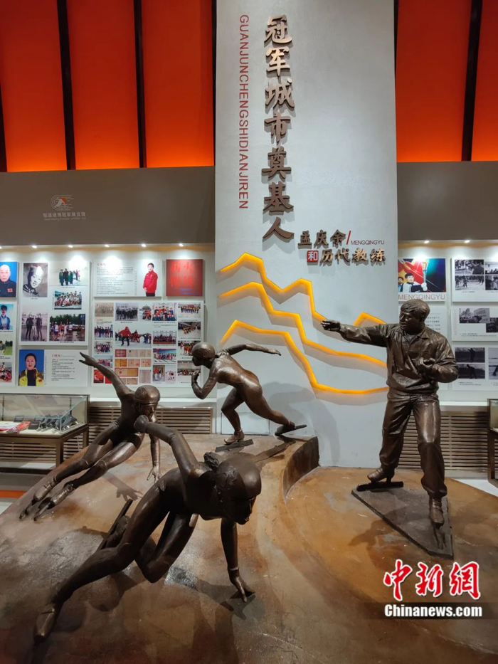 孟庆余教练雕塑。姜辉 摄