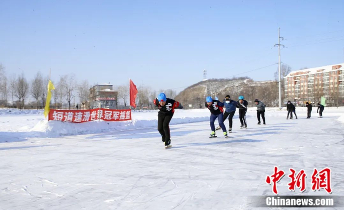 滑冰爱好者在七台河市一处“野冰场”里畅滑。　姜辉 摄