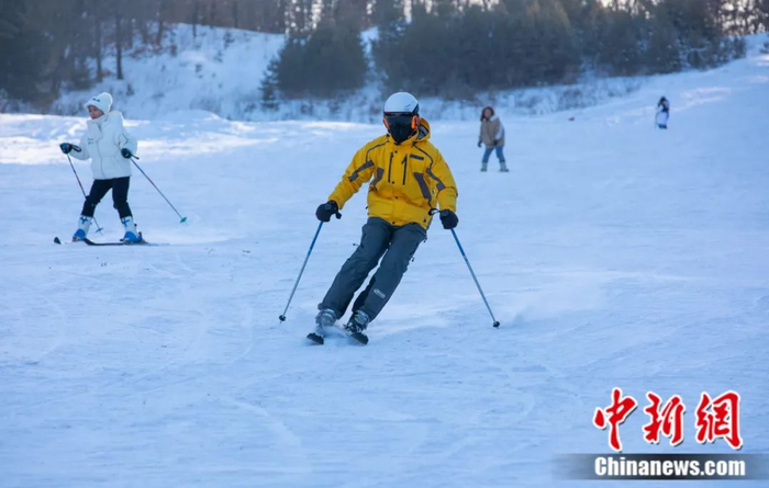 游客在七台河万宝山滑雪场滑雪。  徐志文 摄