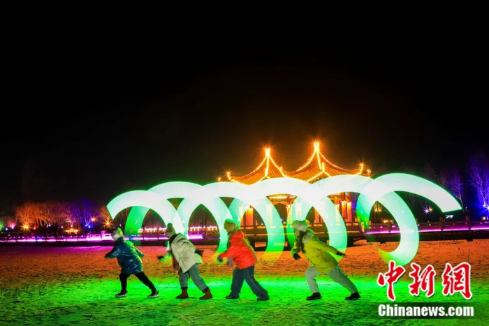 游客在七台河市万宝公园合影。  张世亭 摄