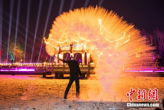 七台河市民体验泼水成冰。  徐志文 摄