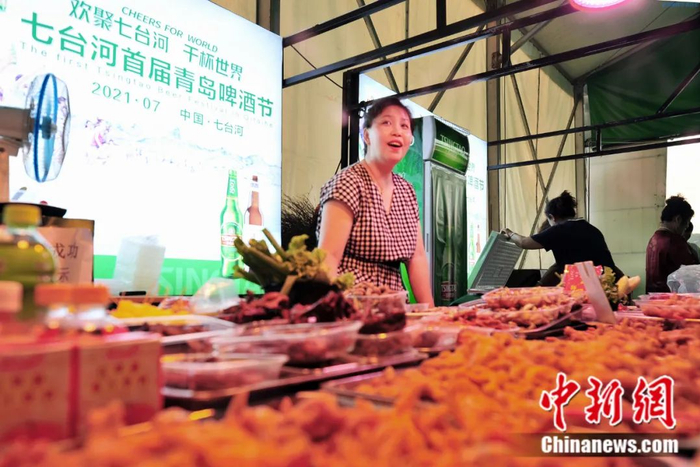 七台河市火爆的夜市。张跃君 摄