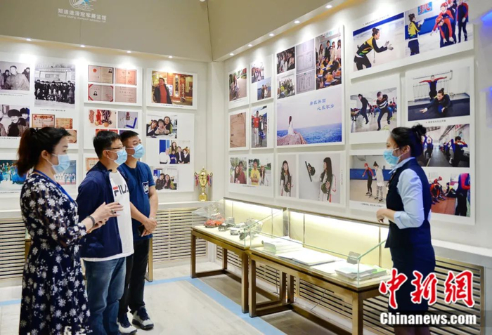 游客游览中国·七台河短道速滑冠军馆。邵国良 摄