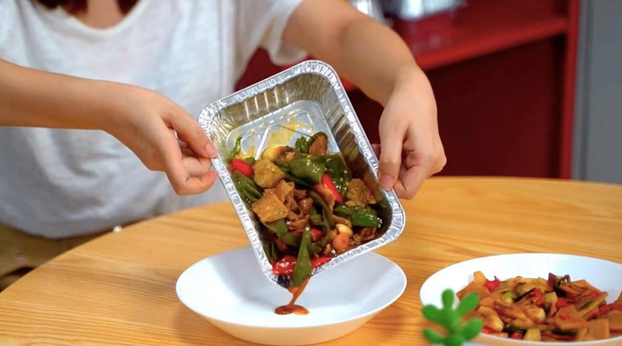 （库盒智能炒菜机出餐菜品冒着热气）