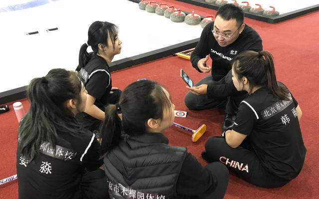 2019年“二青会”冰壶比赛，汲岩松（右二）指导韩雨（右一）和队友。受访者供图