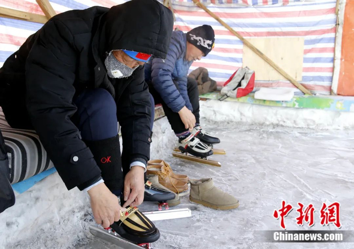 七台河市野滑爱好者穿冰鞋。　姜辉 摄