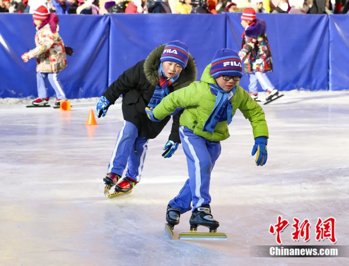 七台河小学生在上速滑课。徐志文 摄