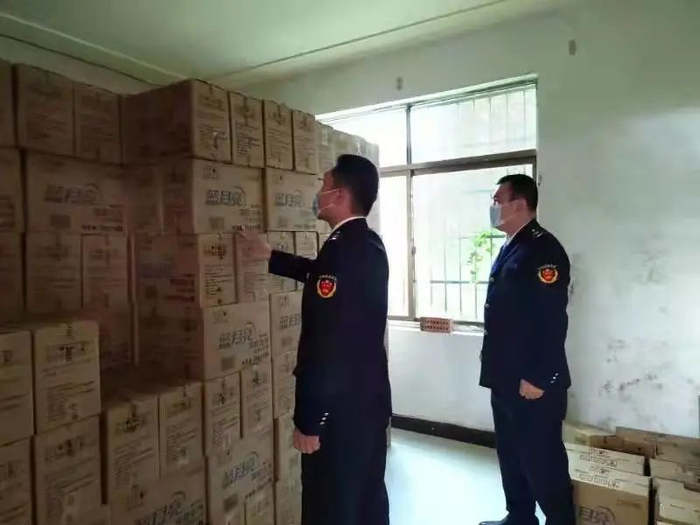 图为市场监管执法人员正在清点涉案假冒“蓝月亮®”洗衣液。