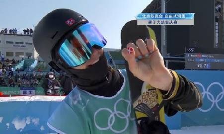 比尔克·鲁德展示自己涂着挪威国旗的美甲