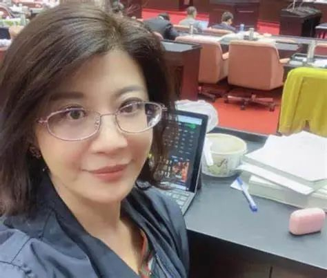 △ 民进党籍民代林楚茵自拍照 被发现用爱奇艺看剧