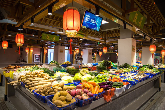 改造提升后的彩衣街农贸市场。资料图片