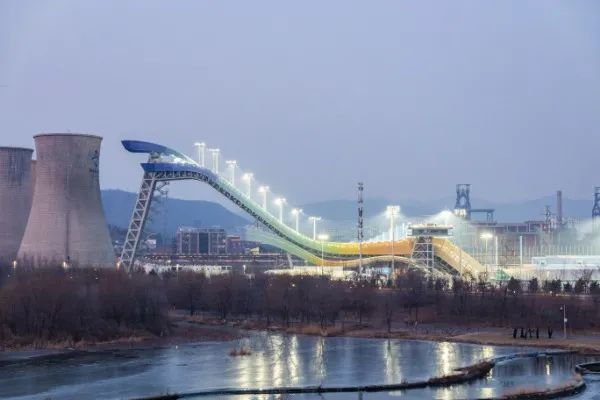 坐落在首钢工业园的首钢滑雪大跳台中心。（图片来源：视觉中国）
