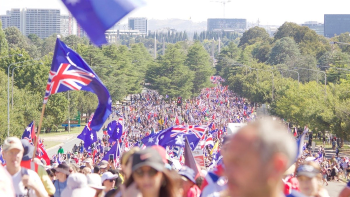 近万名民众前往堪培拉国会大厦外抗议示威