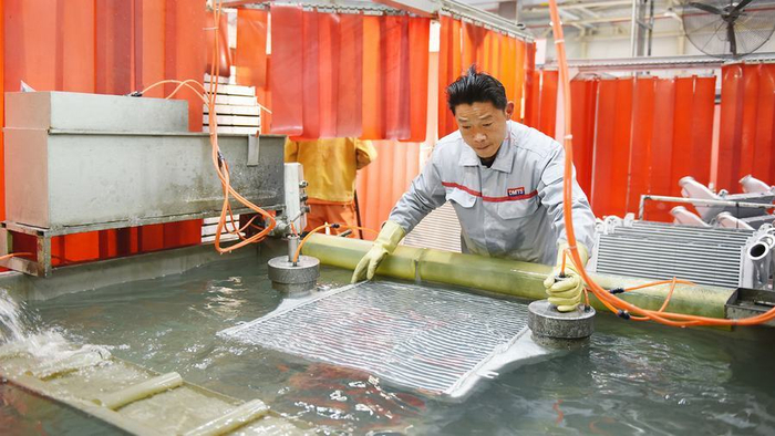 ■东风零部件集团员工热火朝天“虎劲”足 邱锦/摄