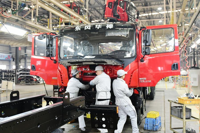 ■ 2月8日，东风华神火热开工，一线员工争分夺秒抢生产 陈吉荣/摄