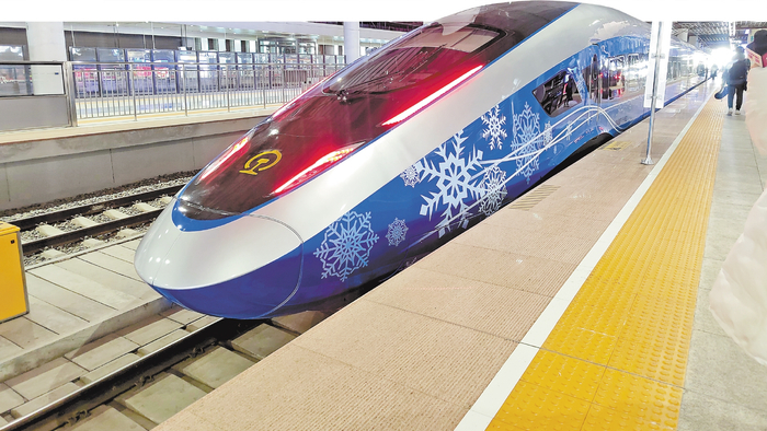     图为“瑞雪迎春”号新型奥运版智能复兴号动车组。    河北日报记者 马彦铭摄
