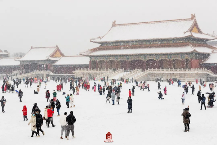 2月13日，游客在北京故宫赏雪。图片来自故宫博物院微信