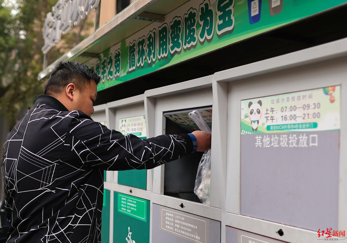 ▲成都金牛区，居民正在分类投放垃圾。资料图