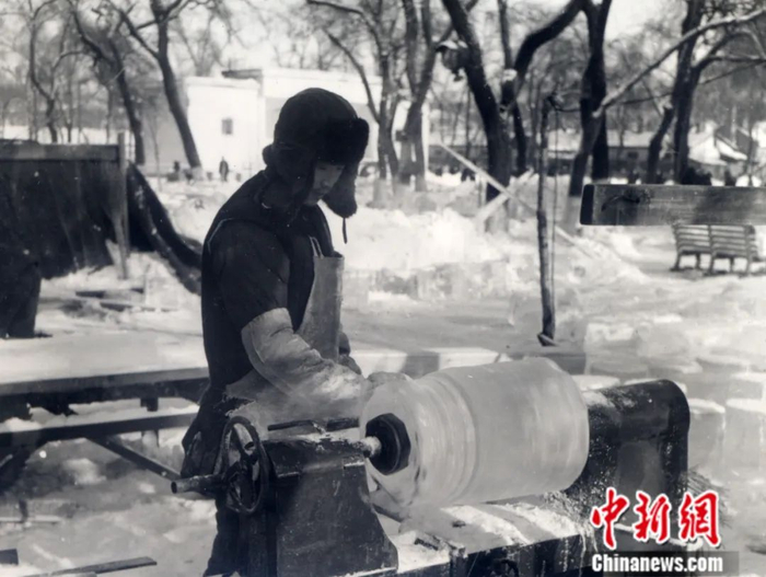 20世纪60年代的哈尔滨冰雪雕塑艺人。哈尔滨冰灯游园会供图